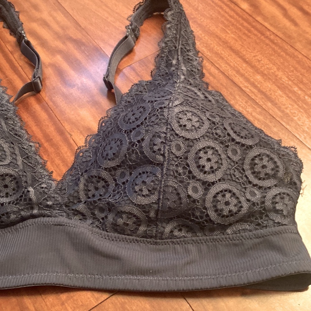 SO Intimates from Kohls Beautiful NEW Grey Lace Bralette - Size Large
